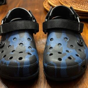 CROCS Men's Black and Blue Camouflage Sandals